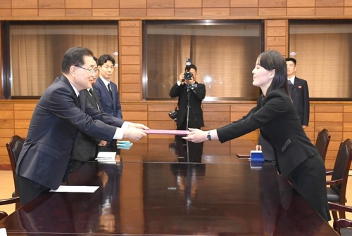 This photo, provided by the unification ministry, shows Chung Eui-yong (L), head of South Korea's presidential National Security Office, and North Korean leader Kim Jong-un's sister, Kim Yo-jong (R), during a meeting held at the border village of Panmunjom on June 12, 2019, to deliver a message and flowers that leader Kim sent for the funeral of former first lady Lee Hee-ho, who died on June 10. (PHOTO NOT FOR SALE)(Yonhap)