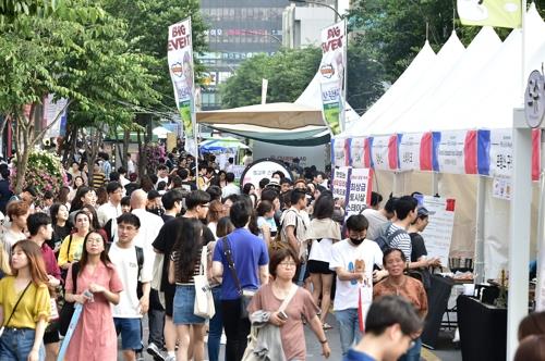 This photo provided by the Seoul's Seodaemun Ward Office shows a French street music festival held in the ward in 2018. (PHOTO NOT FOR SALE) (Yonhap)