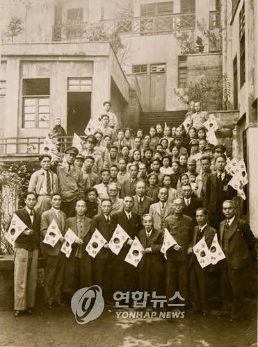 This photo, provided by the Independence Hall of Korea on Aug. 11, 2005, shows the figures who belonged to the Korean provisional government that operated in China against Japan's 1910-45 colonial rule of the Korean Peninsula. It was taken in celebration of Korea's liberation from Japan's colonization following Tokyo's surrender to the Allied forces at the end of World War II. (PHOTO NOT FOR SALE) (Yonhap)
