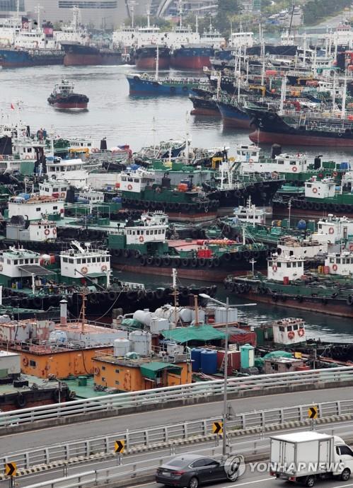 Fishing vessels are moored at a port in the southeastern city of Busan on Sept. 4, 2019, as Typhoon Lingling, the season's 13th typhoon, is forecast to affect South Korea around Sept. 6-7. (Yonhap)