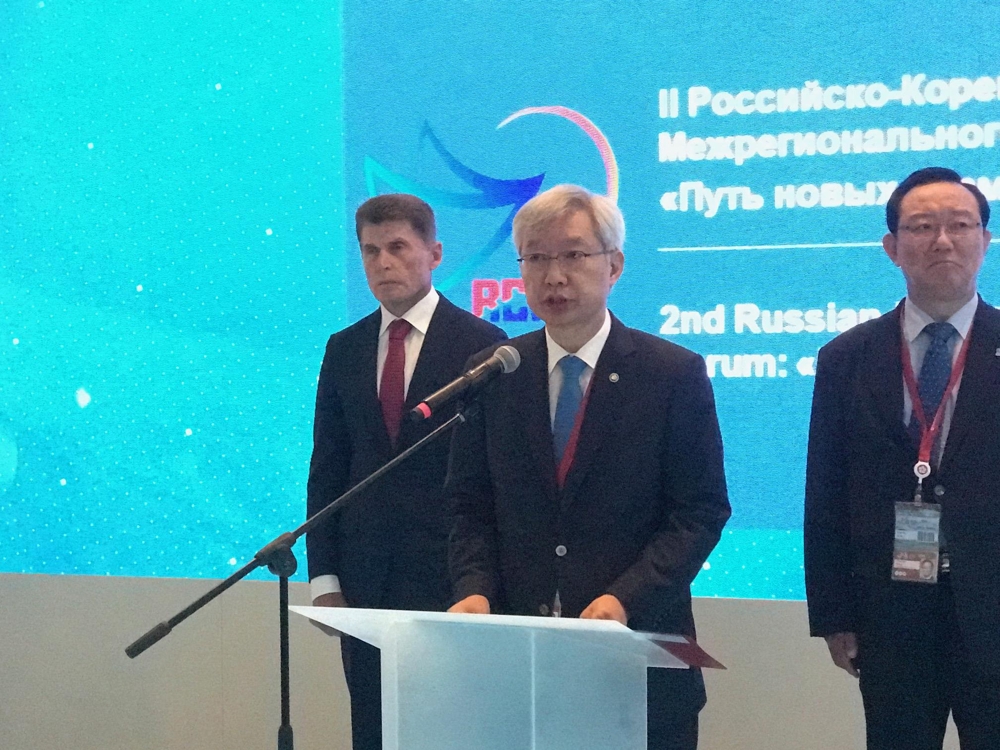 Second Vice Foreign Minister Lee Tae-ho (C) speaks during the 2nd Korea-Russia Local Cooperation Forum in Vladivostok on Sept. 6, 2019, in this photo provided by Seoul's foreign ministry. (PHOTO NOT FOR SALE) (Yonhap)