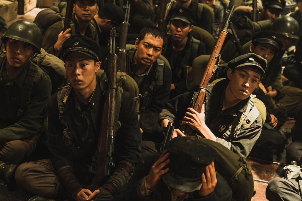 This image provided by Warner Bros. Korea shows a scene from "Battle of Jangsari." (PHOTO NOT FOR SALE) (Yonhap)