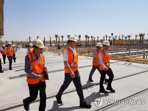 This photo provided by Samsung Electronics on Sept. 15, 2019, shows the company's vice chairman, Lee Jae-yong (C), visiting a Samsung C&T construction site in Saudi Arabia. (PHOTO NOT FOR SALE) (Yonhap)
