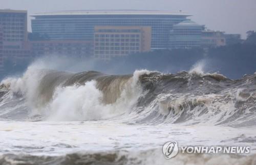 Waves turn violent in the sea off Jungmun Resort on Jeju Island on Oct. 1, 2019, as Typhoon Mitag approaches the southern South Korean island. (Yonhap)