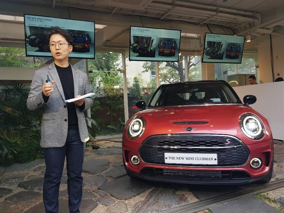 In this photo taken on Oct. 21, 2019, MINI Korea product manager Ye Sung-jun delivers a briefing on the face-lifted MINI Clubman's product design and strategy in South Korea in Hapjeong, Seoul. (Yonhap)