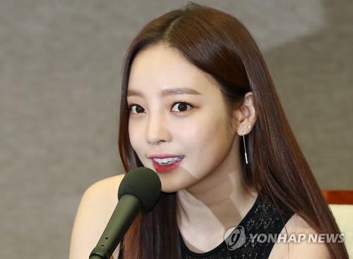 (LEAD) Female singer Goo Ha-ra found dead at her home
