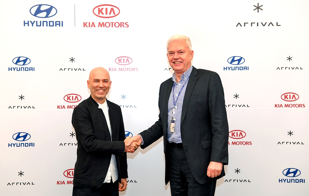 Albert Biermann (R), head of the group's R&D division, shakes hands with Arrival CEO Denis Sverdlov after signing a deal for the group's investment in the Britain company at the group's headquarters in Seoul on Jan. 16, 2020, in this photo provided by Hyundai Motor Group. (PHOTO NOT FOR SALE) (Yonhap)