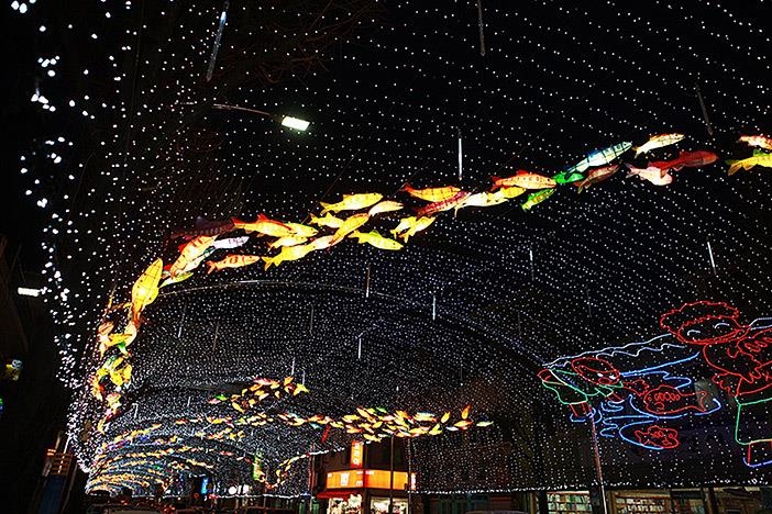 This photo, captured from the website of the Korea Tourism Organization, shows fish-shaped illuminations. (PHOTO NOT FOR SALE) (Yonhap)