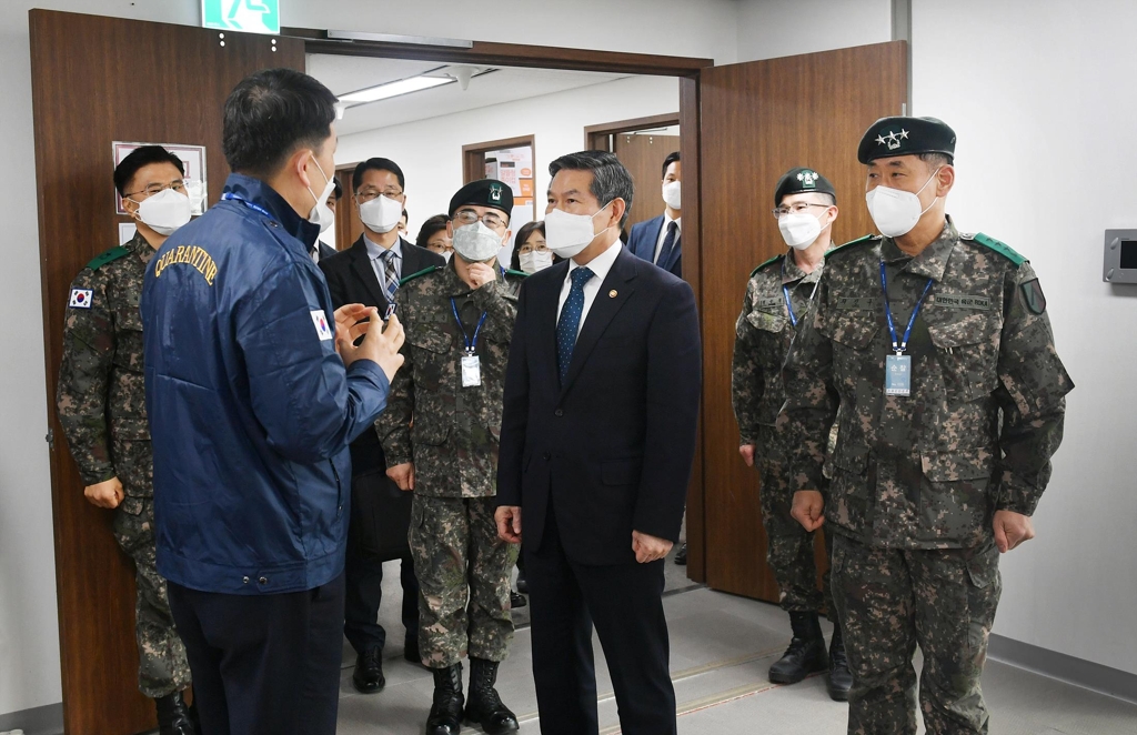 Defense Minister Jeong Kyeong-doo (C) listens to an official on the military's ongoing mission to contain the new coronavirus at Incheon International Airport on Feb. 3, 2020, in this photo provided by the defense ministry. (PHOTO NOT FOR SALE) (Yonhap)
