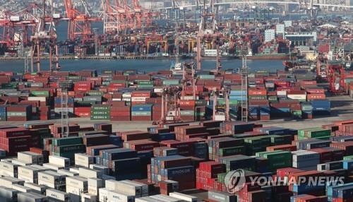 This undated photo shows containers carrying export goods in Busan, South Korea's largest seaport. (Yonhap) 