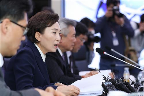 In this photo taken Feb. 10, 2020, and provided by the Ministry of Land, Infrastructure and Transport, Minister Kim Hyun-mee talks to airline business leaders amid the spreading coronavirus outbreak at a meeting held at the Korea Airports Corp. in western Seoul. (PHOTO NOT FOR SALE) (Yonhap)