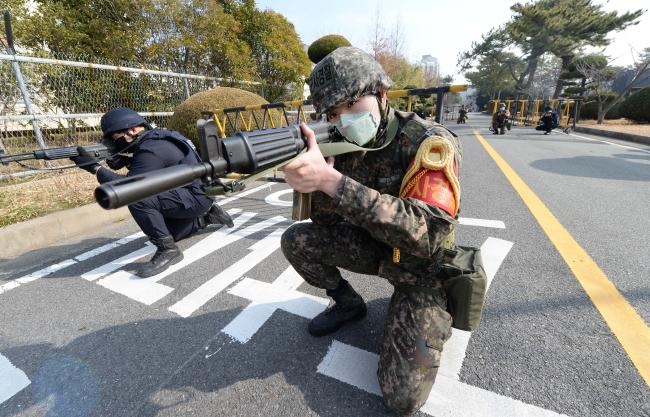Soldiers and police officers conduct joint anti-terrorism drills while wearing masks in Jinhae, South Korea, on Feb. 11, 2020, in this photo provided by the Defense Media Agency. (PHOTO NOT FOR SALE) (Yonhap)