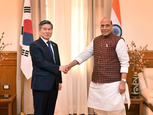 South Korean Defense Minister Jeong Kyeong-doo (L) shakes hands with his Indian counterpart, Rajnath Singh, ahead of bilateral talks in New Delhi on Feb. 4, 2020, in this photo provided by Seoul's defense ministry. (PHOTO NOT FOR SALE) (Yonhap) 
