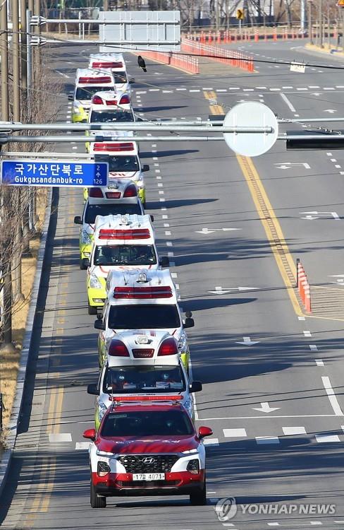 Ambulances are mobilized in Daegu, about 300 km southeast of Seoul, on Feb. 23, 2020, to carry patients infected with the novel coronavirus. (Yonhap)