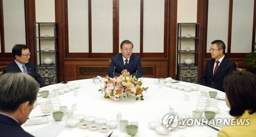 President Moon Jae-in (C) meets with the leaders of South Korea's major ruling and opposition parties at Cheong Wa Dae in Seoul on Nov. 10, 2019. (Yonhap)