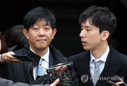 Lee Jae-woong (L), the chief of car-sharing app operator SoCar, and Park Jae-uk, who leads SoCar's subsidiary Value Creators & Company, answer questions from reporters on Feb. 19, 2020, after a Seoul court acquitted them over illegality of the app-based business. (Yonhap)
