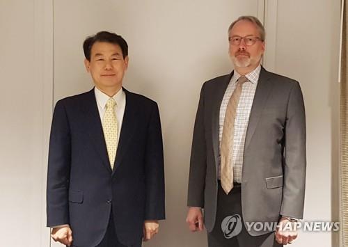 Seoul's top negotiator Jeong Eun-bo (L) and his U.S. counterpart, James DeHart, pose for a photo prior to the start of their two-day negotiations in Los Angeles on March 17, 2020, in this photo provided by the foreign ministry. (PHOTO NOT FOR SALE) (Yonhap)