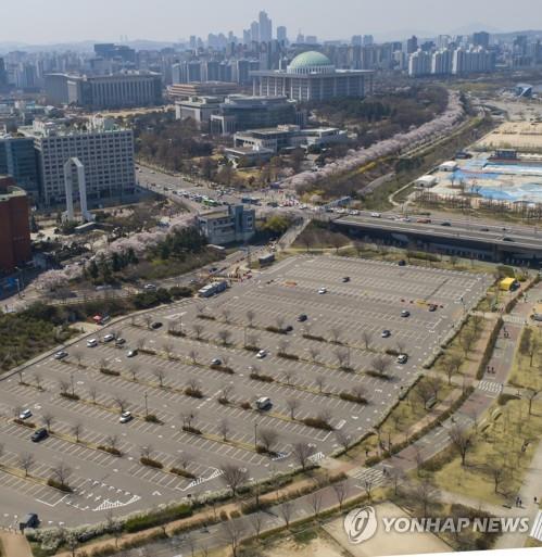 A public parking lot in central Seoul is closed down on April 5, 2020, as part of a nationwide social distancing campaign. (Yonhap) 
