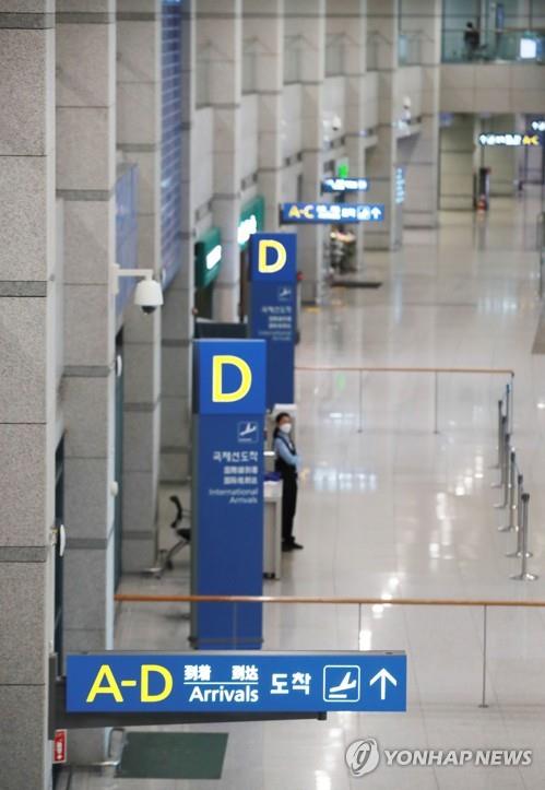 The arrival lobby of Terminal 1 of Incheon International Airport, west of Seoul, is quiet on April 13, 2020, as steps to restrict visa-free entry from 90 countries were implemented on the day in a bid to prevent the inflow of coronavirus cases from abroad. (Yonhap) 