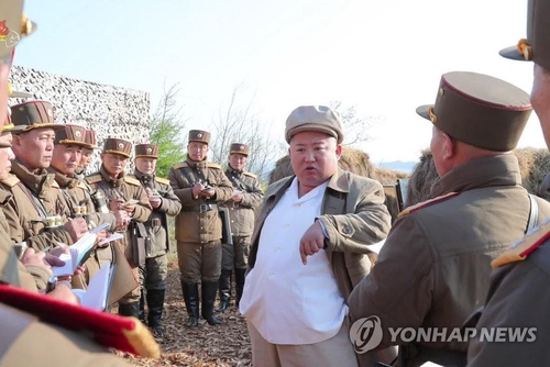 North Korean leader Kim Jong-un (C) inspects an artillery drill in an April 10, 2020, photo released by Pyongyang's media. (For Use Only in the Republic of Korea. No Redistribution) (Yonhap)
