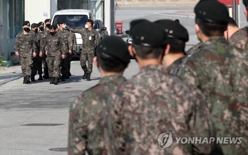 Soldiers walk along a street in the county of Hwacheon, Gangwon Province, on April 24, 2020, after the authorities eased restrictions for enlistees' off-installation travel. (Yonhap)
