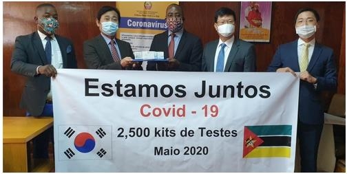 This photo, provided by the South Korean Embassy in Mozambique, shows Mozambique's Health Minister Armindo Tiago (C) and South Korean Ambassador to Mozambique Yeo Sung-jun (2nd from R) posing for a camera during a donation ceremony for COVID-19 test kits on May 4, 2020. (PHOTO NOT FOR SALE) (Yonhap)