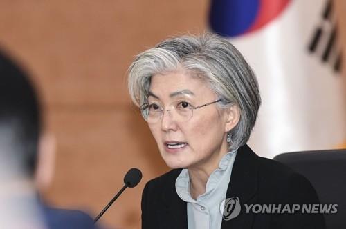 This photo, taken on March 6, 2020, shows Foreign Minister Kang Kyung-wha speaking during a briefing session with foreign diplomats on COVID-19 at the foreign ministry in Seoul. (Yonhap)