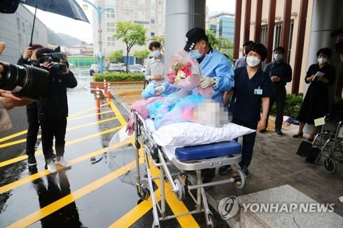 South Korea's oldest COVID-19 patient, a 104-year-old surnamed Choi, is discharged from a hospital in Pohang, South Korea, on May 15, 2020. (Yonhap)