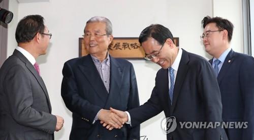 Kim Chong-in shakes hands with United Future Party floor leader Rep. Joo Ho-young in his office in Seoul on May 22, 2020, after accepting the post as the head of the party's emergency leadership body. (Yonhap)