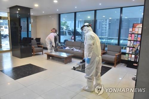 (LEAD) S. Korea's new virus cases drop to 27, continuing downward trend