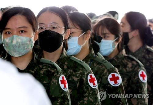 A group of newly commissioned nurse officers arrive in the southeastern city of Daegu on March 4, 2020, to help with the treatment of COVID-19 patients. (Yonhap) 