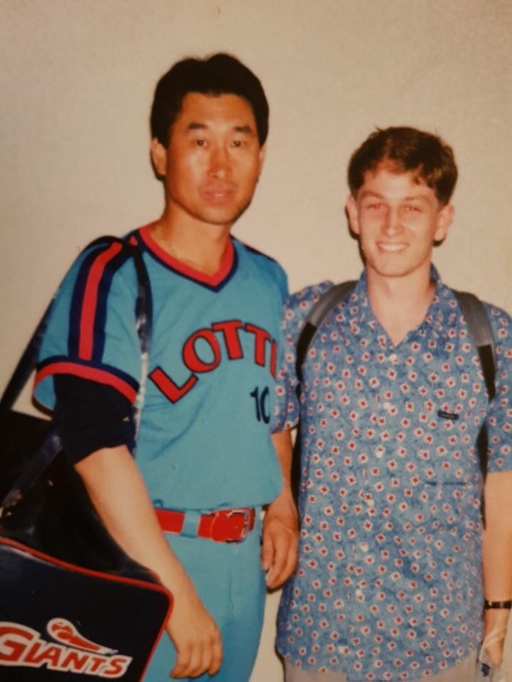 Thomas St. John (R), a former baseball journalist and current university professor teaching South Korean baseball history, poses with Kim Min-ho of the Lotte Giants in the Korea Baseball Organization, in this 1994 photo provided by St. John. (PHOTO NOT FOR SALE) (Yonhap)