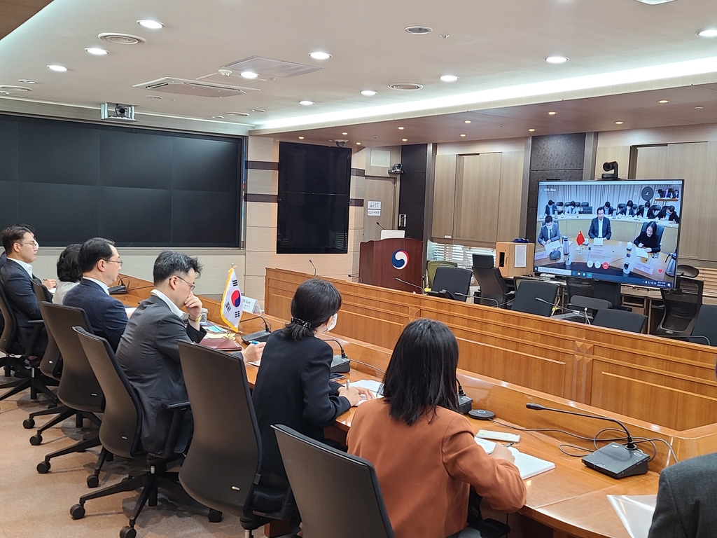 Diplomats from South Korea and China hold a videoconference on bilateral cooperation at the foreign ministry in Seoul on June 11, 2020, in this photo provided by the foreign ministry. (PHOTO NOT FOR SALE) (Yonhap)
