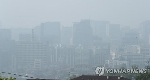 This undated file photo shows the sky over downtown Seoul thick with fine dust particles. (Yonhap)