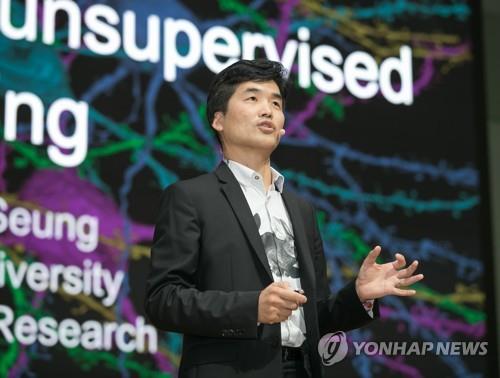 This photo taken by Samsung Electronics Co. in September 2018 shows Sebastian Seung at an artificial intelligence forum in Seoul. Samsung Electronics said Seung will be the head of its R&D hub, Samsung Research. (PHOTO NOT FOR SALE) (Yonhap)