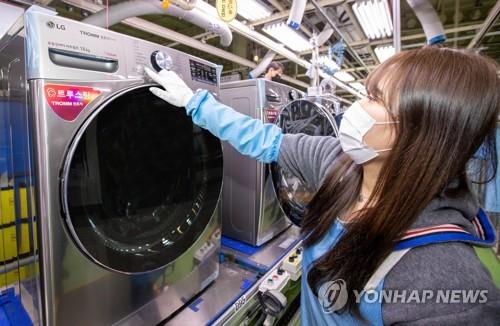 This file photo provided by LG Electronics Inc. on April 10, 2020, shows an LG worker checking clothes dryers at the company's factory in Changwon, South Korea. (PHOTO NOT FOR SALE) (Yonhap) 