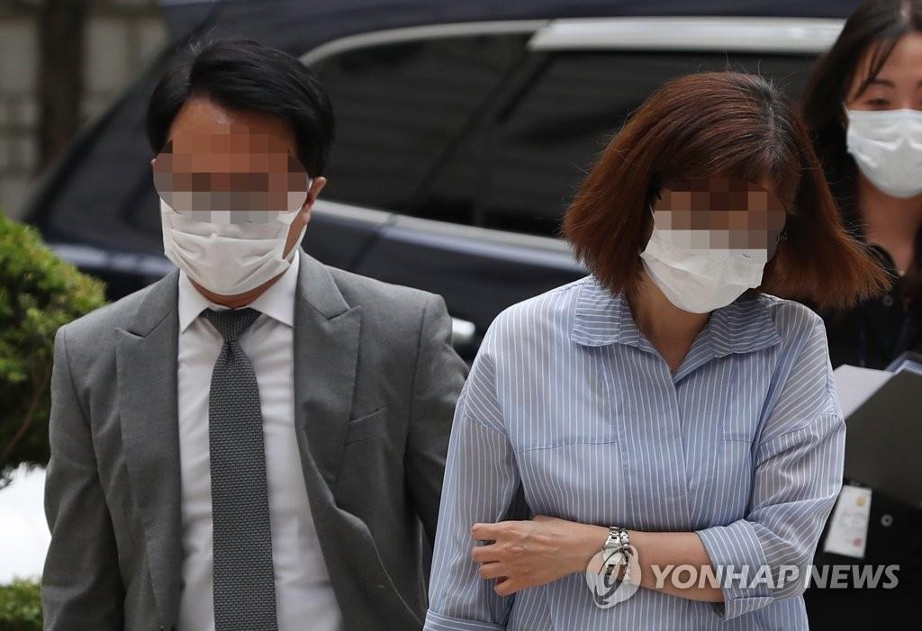 Officials of Optimus Asset Management head to hearing on their arrest on fraud allegations at the Seoul Central District Court in Seoul on July 7, 2020. (Yonhap)