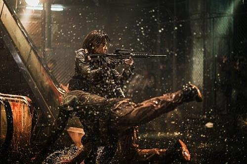 The still photo provided by NEW on July 11, 2020, shows a scene from the South Korean zombie movie "Peninsula," starring actors Kang Dong-won and Lee Jung-hyun. (PHOTO NOT FOR SALE) (Yonhap)