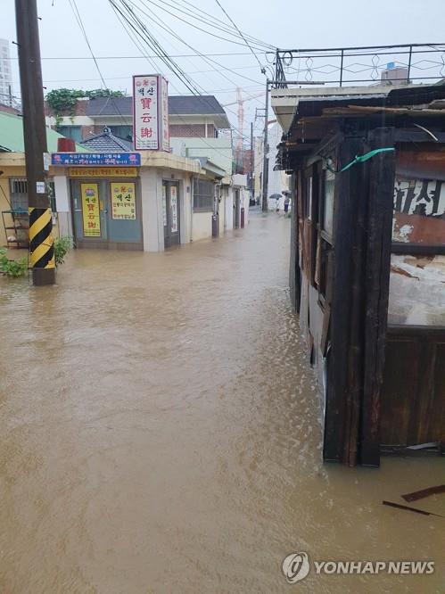 A residential area in Gwangju remains flooded after heavy downpours in the southwestern city, in this photo provided by a resident. (PHOTO NOT FOR SALE) (Yonhap)