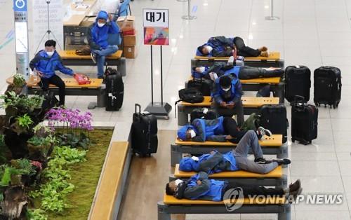 Passangers await entry procedures at Incheon International Airport on July 16, 2020. (Yonhap)