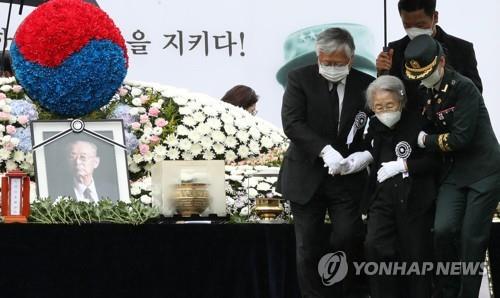Ro In-sook, the widow of late Korean War hero Paik Sun-yup, attends her husband's funeral at the National Cemetery in Daejeon, 164 kilometers south of Seoul, on July 15, 2020. (Yonhap)