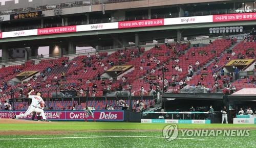 Fans attend a Korea Baseball Organization regular season game between the SK Wyverns and the KT Wiz at KT Wiz Park in Suwon, south of Seoul, on Aug. 11, 2020. Beginning on the day, the cap on the size of crowds at baseball games during the coronavirus-hit season was raised to 25 percent of capacity from 10 percent. (Yonhap)