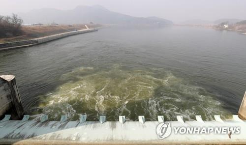 Water flows through the gates of Sangju Weir in Sangju, North Gyeongsang Province, in the upper area of the Nakdong River, on Feb. 22, 2019. (Yonhap)