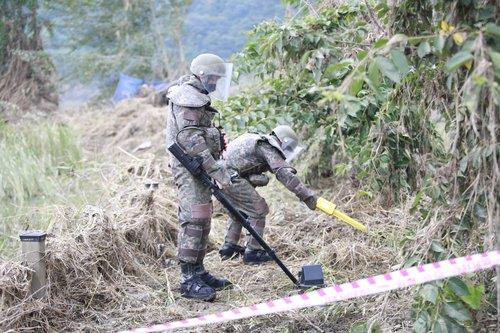 Troops use metal detectors to search for mines that may have been swept away by heavy rain to civilian populated areas south of the Demilitarized Zone in the county of Yeoncheon, Gyeonggi Province, on Aug. 14, 2020, in this photo provided by the military. (PHOTO NOT FOR SALE) (Yonhap) 