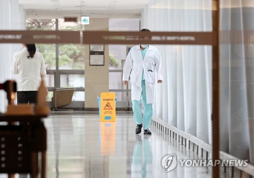 A doctor walks through a hallway at Seoul St. Mary's Hospital on Aug. 21, 2020, as trainee doctors start a walkout to protest the government's medical sector reform measures. (Yonhap) 