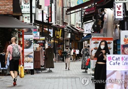 The shopping district of Myeongdong in Seoul is quiet on Aug. 22, 2020 (Yonhap)