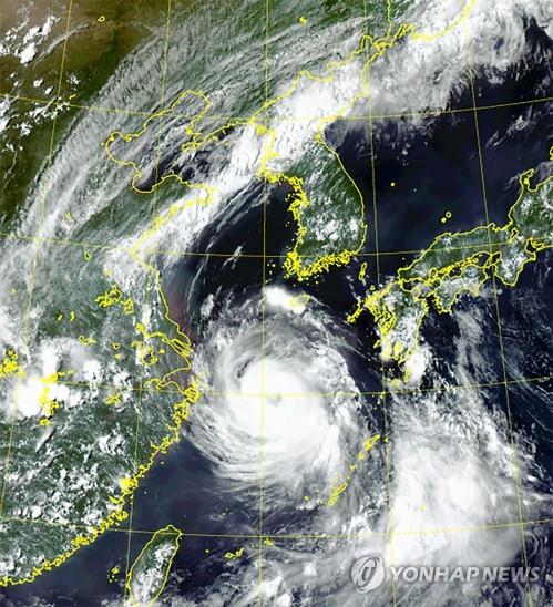 Typhoon Bavi approaches the Korean Peninsula from waters south of Jeju Island on Aug. 25, 2020, in this photo provided by the National Meteorological Satellite Center. (PHOTO NOT FOR SALE) (Yonhap)