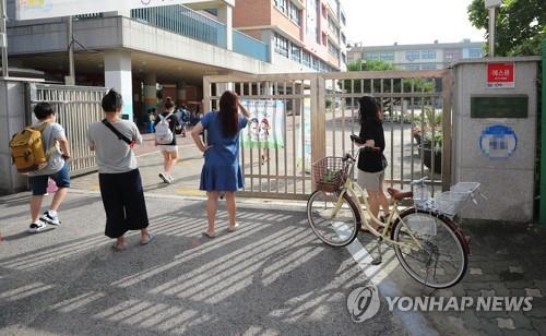 (LEAD) All schools in greater Seoul area go online amid virus surge