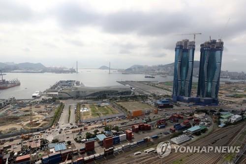 Heavy clouds are in the air over the Port of Busan on Sept. 1, 2020, as the powerful Typhoon Maysak approaches the Korean Peninsula. (Yonhap)