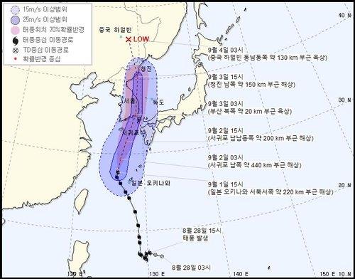 This image, provided by the Korea Meteorological Administration, shows the expected route of Typhoon Maysak as of 3 p.m. on Sept. 1, 2020. (PHOTO NOT FOR SALE) (Yonhap)